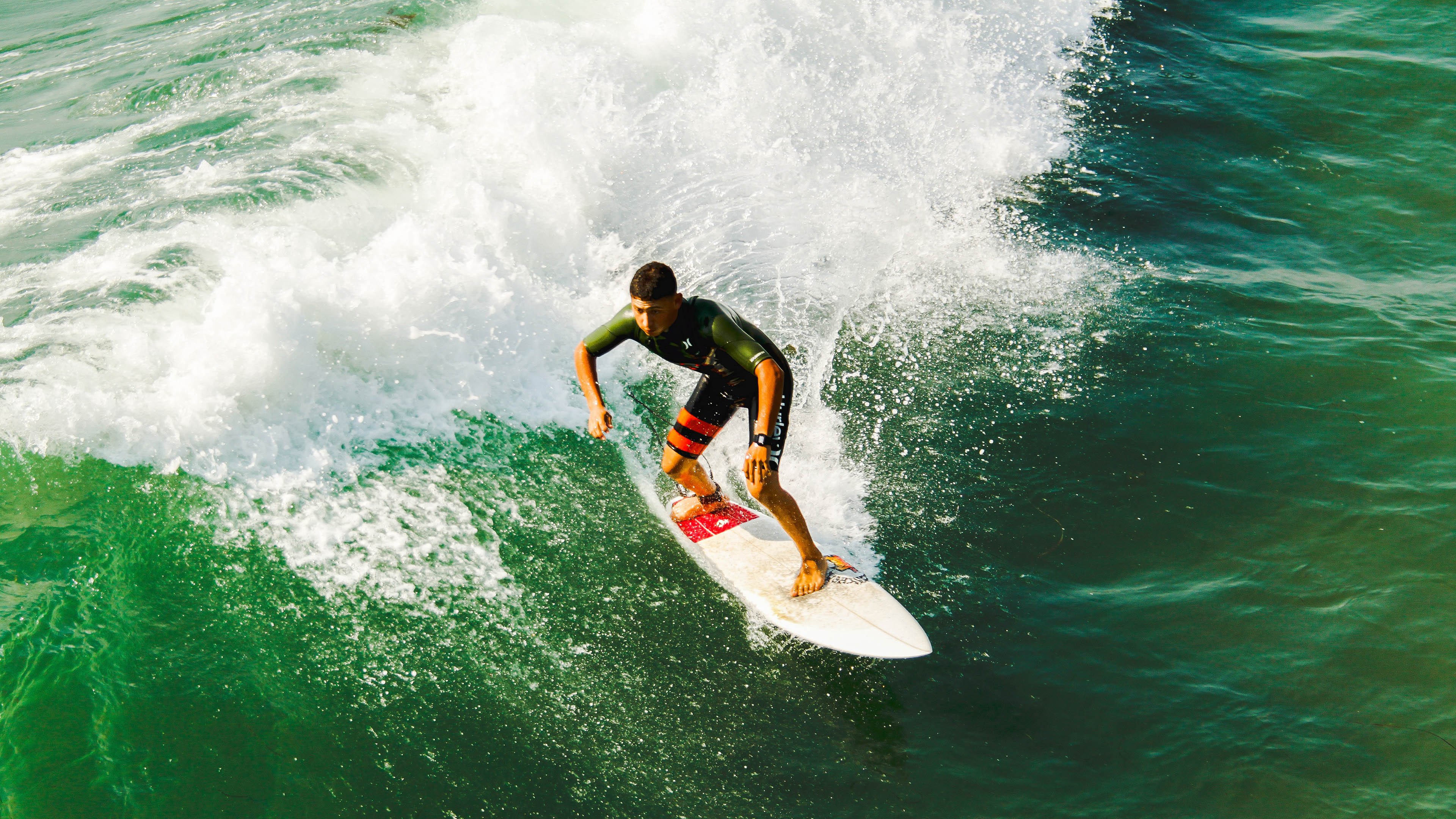 总决赛四强战对决在即！波士顿凯尔特人演练定位球，利物浦密集防守应对